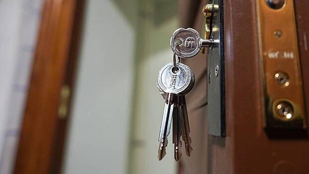 Мать заперла в квартире на полтора года 11-летнюю дочь