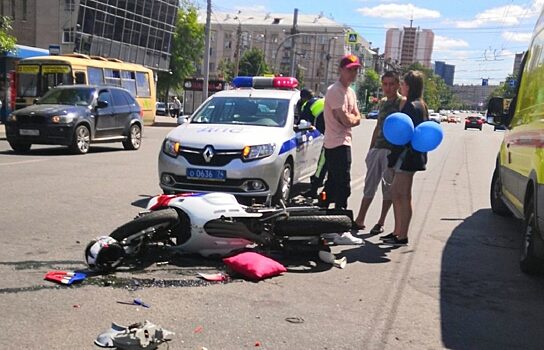 На улице Энгельса в Челябинске столкнулись «Яндекс.Такси» и мотоциклист