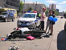 На улице Энгельса в Челябинске столкнулись «Яндекс.Такси» и мотоциклист