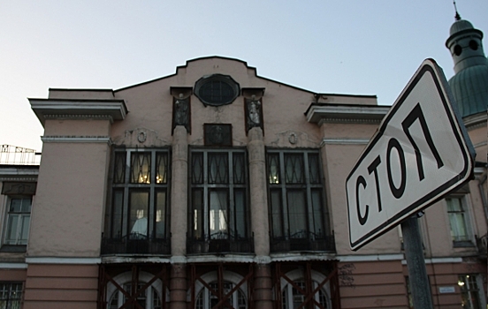 Развалится ли фасад самой красивой, но разбитой поликлиники-памятника в Иркутске