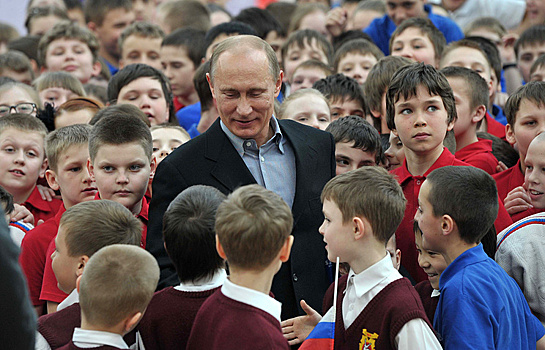 Путин подарил удмуртской школьнице пианино