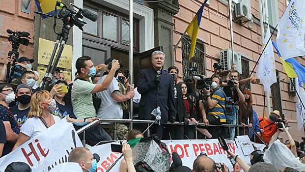 Возле офиса Зеленского в Киеве начался митинг сторонников Порошенко