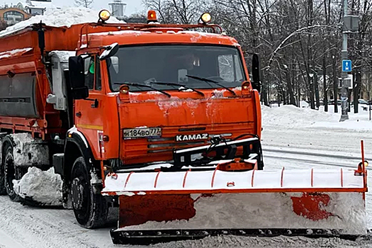 Московские дорожные службы круглосуточно ликвидируют последствия снегопада