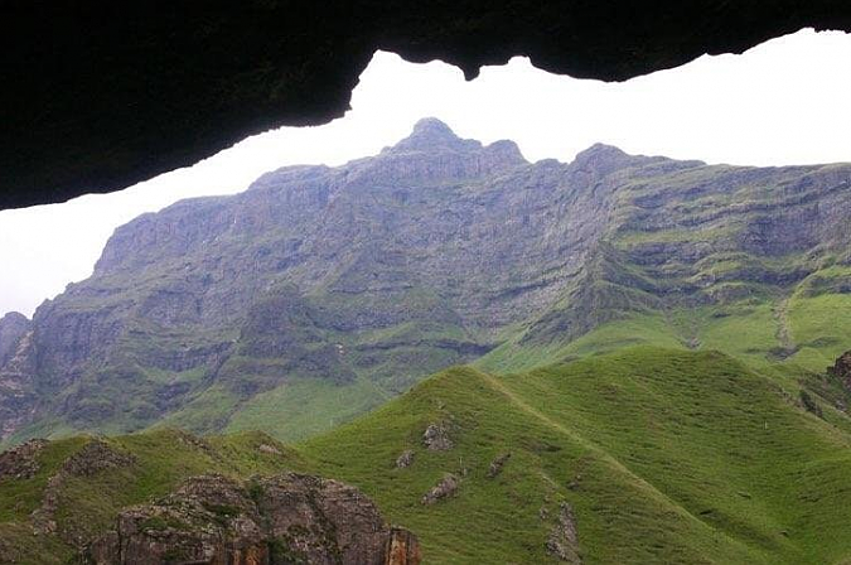 Очертания горы почти точно повторяют форму свода пещеры, в которой стоит путешественник. Как это возможно — загадка, но выглядит впечатляюще.