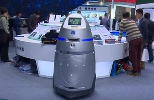 В Китае на вокзале и в аэропорту дежурят роботы-полицеские