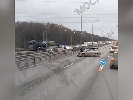 Автовоз протаранил ограждение и вылетел на встречку на Симферопольском шоссе