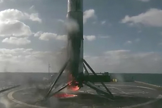 Первая ступень Falcon 9 загорелась после приземления