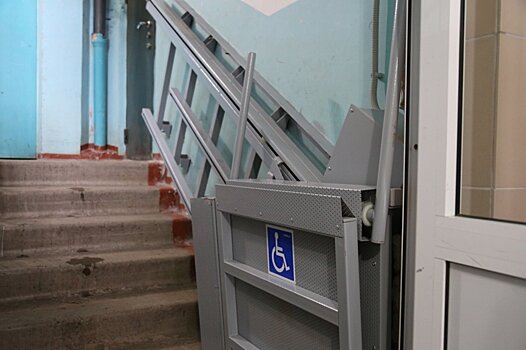 После обращения жителей в одном из домов Ижевска установили электрический пандус