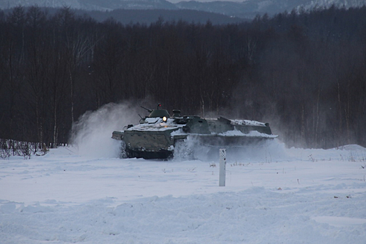 На Сахалине военнослужащие ВВО упражняются в вождении многоцелевых легкобронированных тягачей