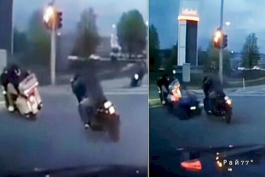 Байкер чудом проскочил между мотоциклистами и попал на видео в Канаде