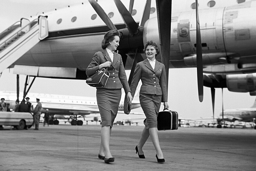 Стюардессы на аэродроме аэропорта Домодедово, СССР, 1 августа 1965 года