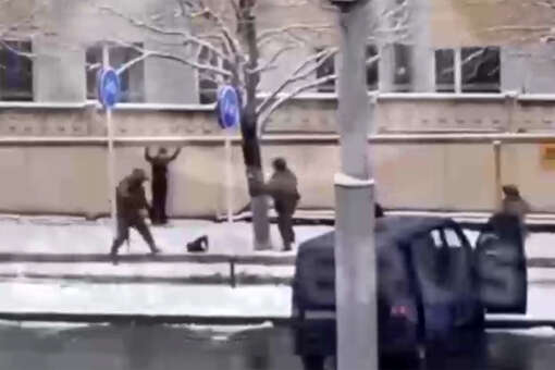 В Ставрополье на видео сняли задержание девушки, которая хотела взорвать авто офицера