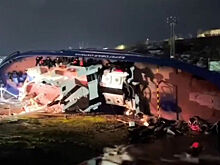 Корабль береговой охраны завалился на бок в Петропавловске-Камчатском