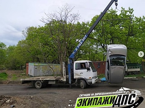 Во Владивостоке малолитражка перевернулась на крышу — фото