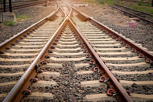 В Крыму семь вагонов сошли с рельсов после взрыва. Что известно о диверсии на железной дороге?