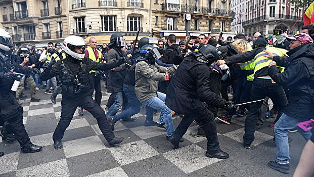 Во Франции за полгода протестов пострадали более 50 журналистов