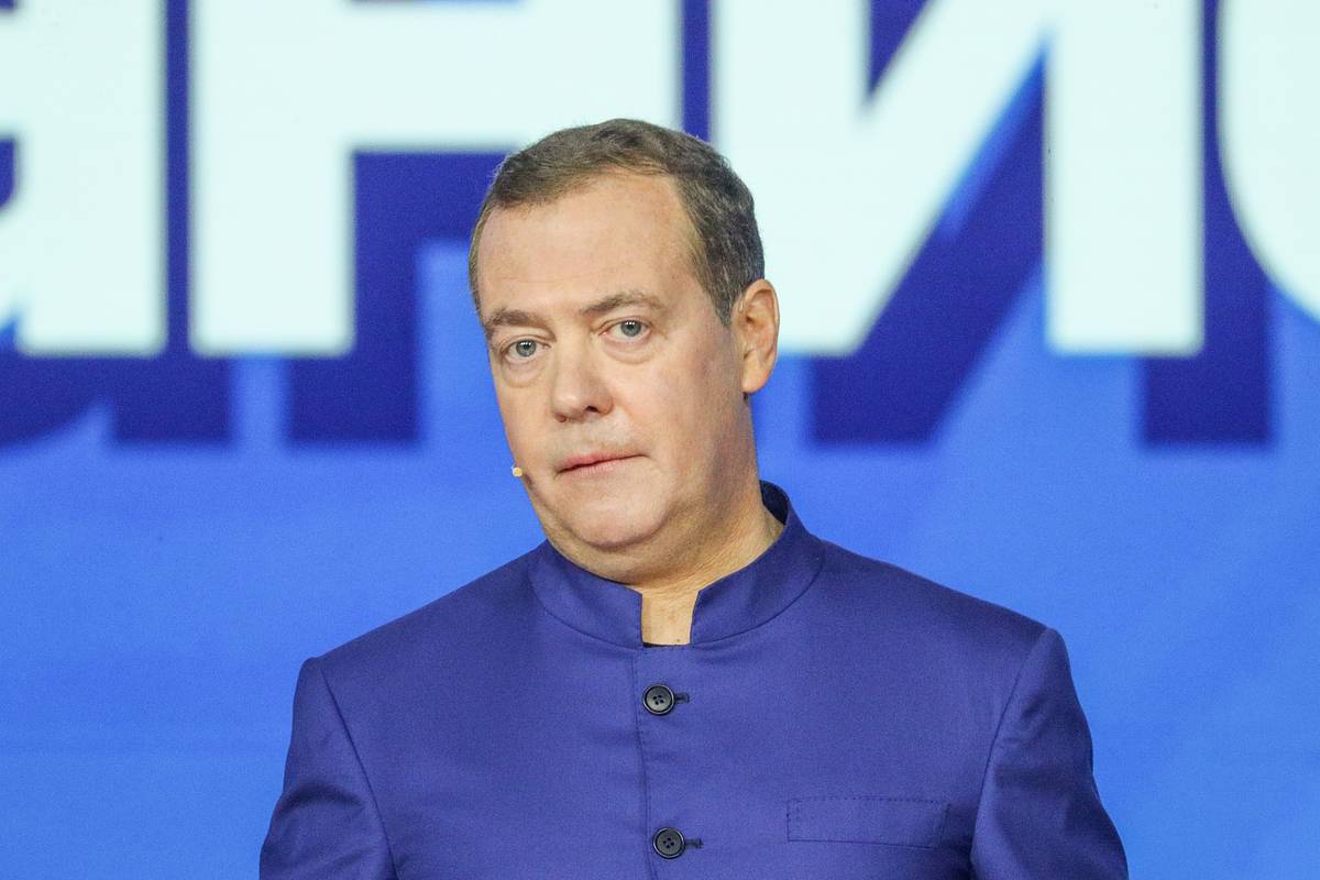 Медведев призвал снимать кино о войне