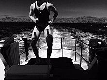 «Он же вам жмет!»: Сэм Клафлин примерил купальник актрисы Шейлин Вудли