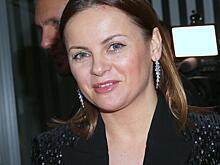 Маленькая кокетка: Юлия Проскурякова нарядила дочку в легинсы и белую блузку с баской для прогулки по Москве