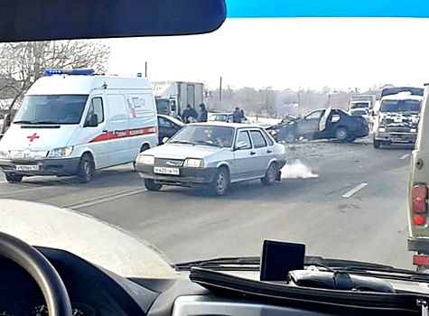 «Десятка» на боку: рядом с Новокуйбышевском столкнулись отечественная легковушка и иномарка