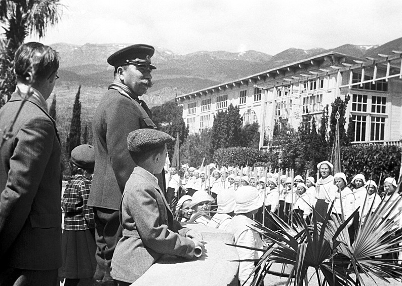 Маршал Советского Союза Семен Буденный в «Артеке», 1946 год.