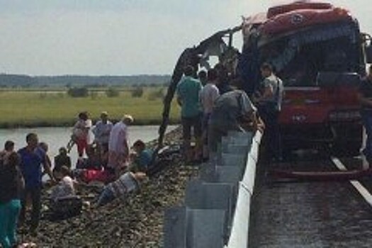 Автобус столкнулся с большегрузом в Тульской области