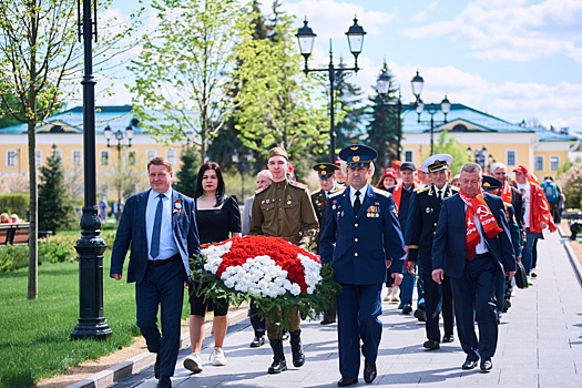 Нижегородские коммунисты возложили венок живых цветов к Вечному огню