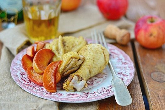 Курица с карамельными яблоками в сидре