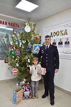 Главный государственный инспектор безопасности дорожного движения Севастополя исполнил заветную мечту шестилетнего Владика