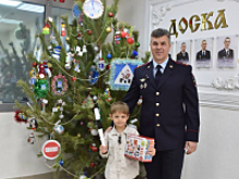 Главный государственный инспектор безопасности дорожного движения Севастополя исполнил заветную мечту шестилетнего Владика