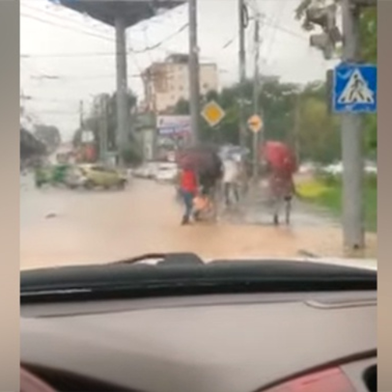 Автохам окатил водой прохожих во Владивостоке под предлогом «бесплатной  мойки» - Рамблер/авто