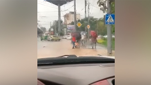 Автохам окатил водой прохожих во Владивостоке под предлогом «бесплатной мойки»