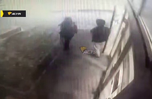 Влетевшая в станцию метро «Золотая Нива» иномарка чуть не расплющила двух людей