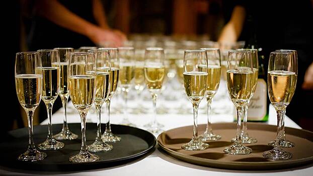 Эксперт назвал риски смешивания шампанского с другим алкоголем