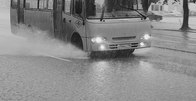 Жители Магнитогорска вынуждены бросать машины из-за потопа на дорогах