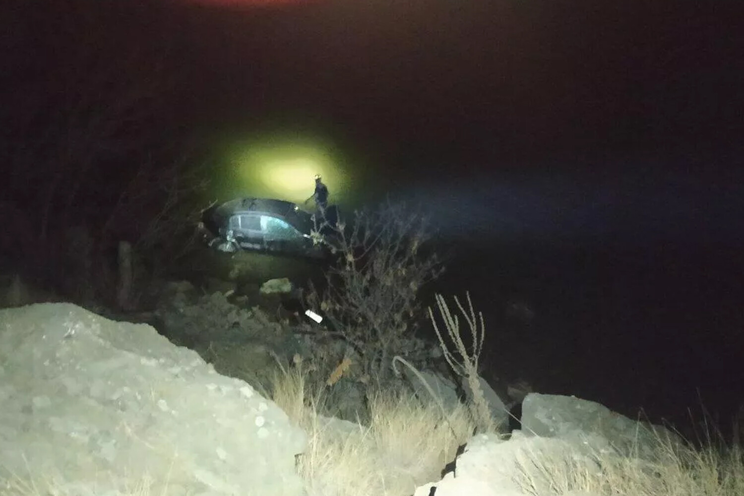 В Крыму автомобиль с людьми упал с обрыва в водохранилище