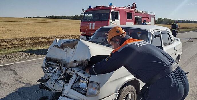 В аварии на Дону из автомобиля деблокировали пассажирку