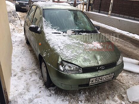 Под сосульки в Калуге попали еще три автомобиля
