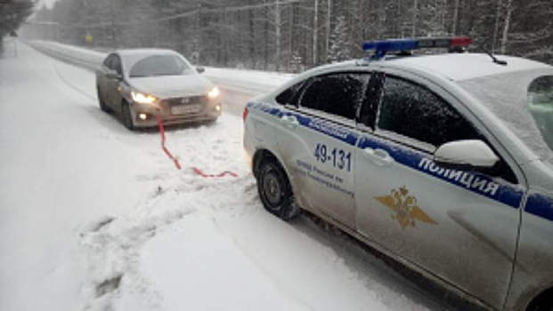 Инспекторы ГИБДД Свердловской области оказали помощь водителю, у которого в пути сломалась машина