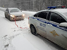 Инспекторы ГИБДД Свердловской области оказали помощь водителю, у которого в пути сломалась машина