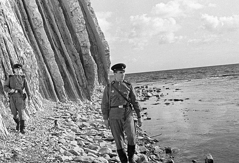 Наряд пограничников осматривает берег моря, 1964.