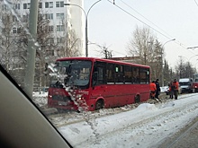 На Пятёрке трамваи встали в пробку из-за аварии с маршруткой