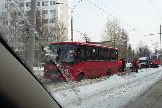 На Пятёрке трамваи встали в пробку из-за аварии с маршруткой