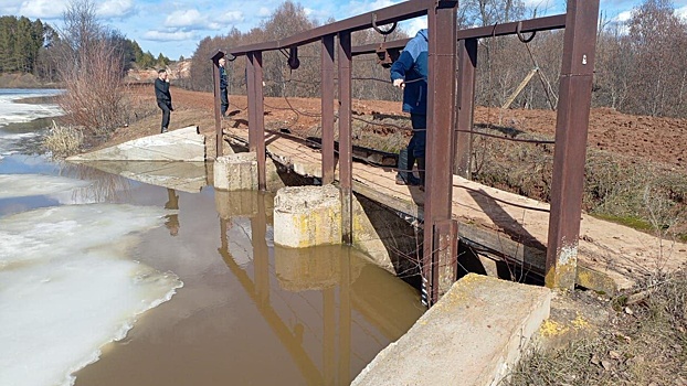 В Можгинском районе обрушилась часть плотины Малосюгинского пруда