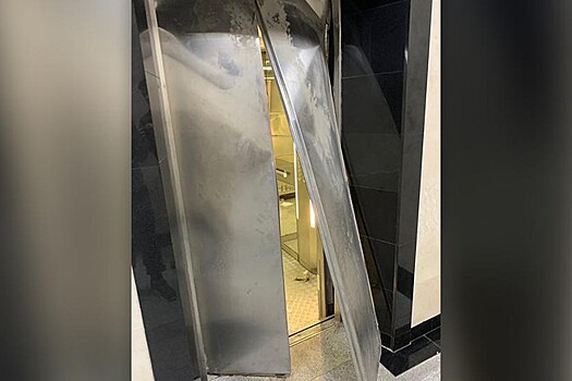 Попытки вытащить студентов из упавшего лифта в вузе Москвы попали на видео