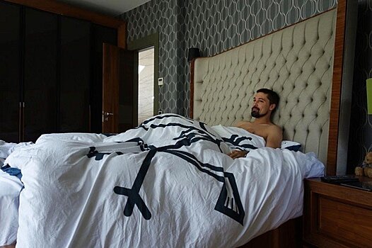 Рука под одеялом? От этого слепнут!: Дима Билан в постели с самим собой