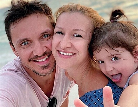 Татьяна Волосожар поделилась милым фото с мужем, дочерью и свекровью