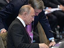 Помощник Путина объяснил цветные ручки в портфеле