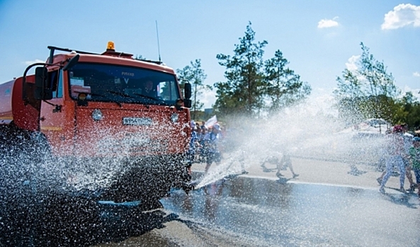 В Волгоградской области трассы поливают водой из-за изнуряющей жары