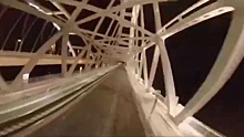 В Сети опубликовали кадры «поездки» туриста по Крымскому мосту на крыше поезда
